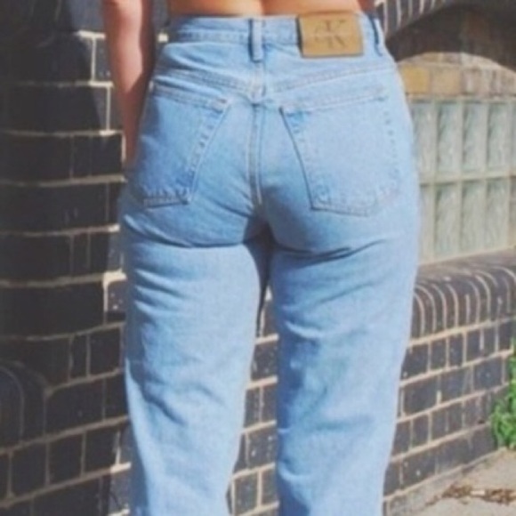 Calvin Klein Denim - Calvin Klein mom Jeans 90s High Waisted Patch Logo